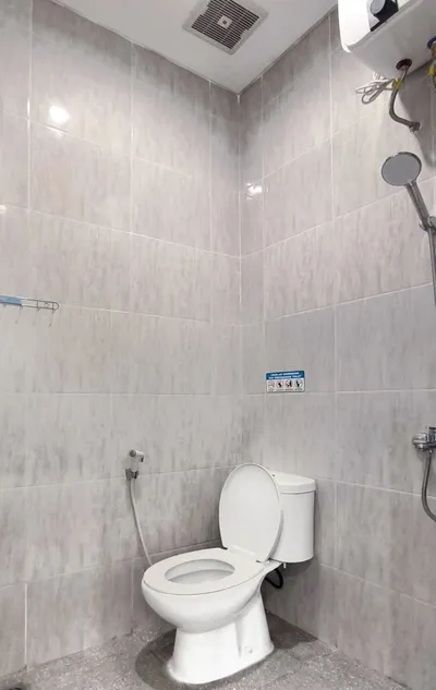 حمام داخلي في AVILITA House مع دش ماء ساخن وسخّان جاهز للاستخدام