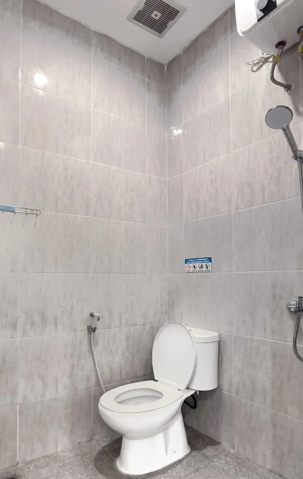 Baño privado en AVILITA House con ducha de agua caliente, calentador e inodoro