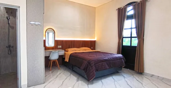Cama queen size en una habitación de AVILITA House con sábanas limpias y cabecero de madera