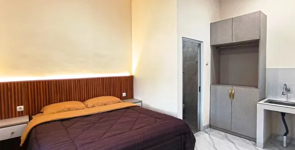 Amplio armario en una habitación de AVILITA House con zona para colgar ropa y estantes