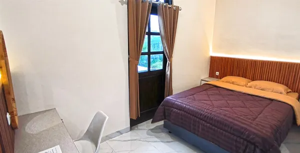 Detalle del escritorio de trabajo en AVILITA House - ideal para nómadas digitales y profesionales remotos
