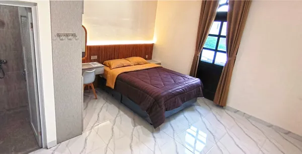 Habitación tipo estudio de AVILITA House con escritorio, silla ergonómica y WiFi de 400 Mbps