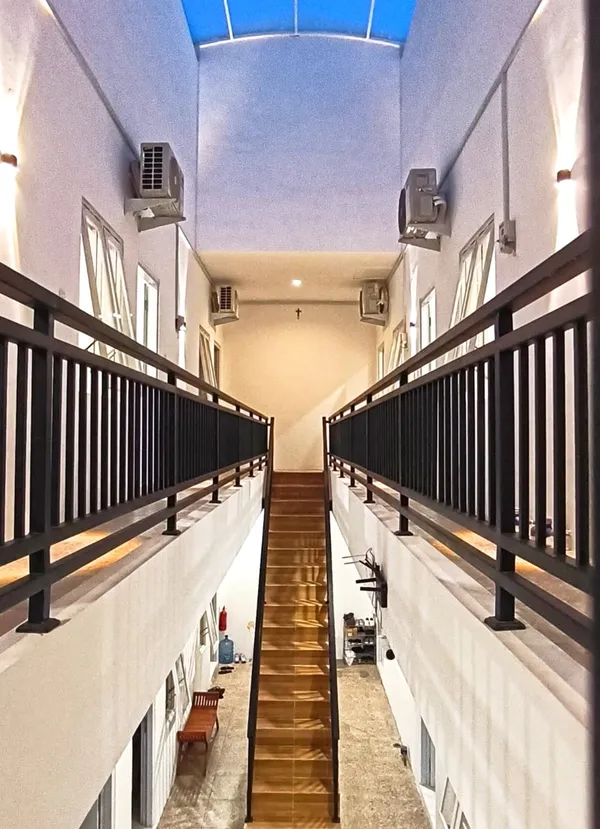 Escalera al segundo piso de AVILITA House que conduce a las unidades del kos en Kuta Selatan, Bali