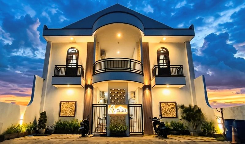 واجهة AVILITA House عند الغروب - كوس تنفيذي في Kutuh، كوتا الجنوبية، بالي