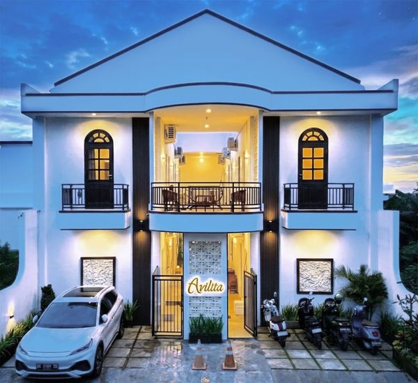 المدخل الرئيسي لـ AVILITA House مع لوبي صغير ولوحة kos تنفيذي