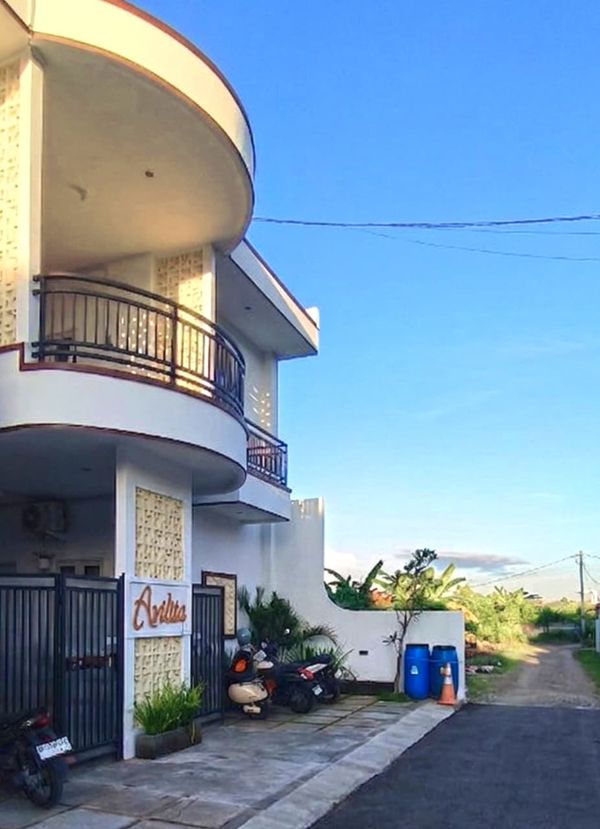 منظر جانبي لمبنى AVILITA House المكون من طابقين في كوتوه، كوتا سيلاتان